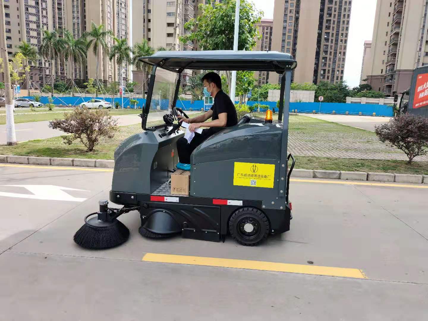 智能驅動(dòng)，潔凈未來(lái)：駕駛式掃地車(chē)的革新之路