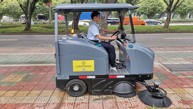 雨天可以使用駕駛式掃地車(chē)掃地嗎？