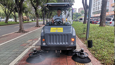 駕駛式掃地車(chē)輔助清潔提升工作效率