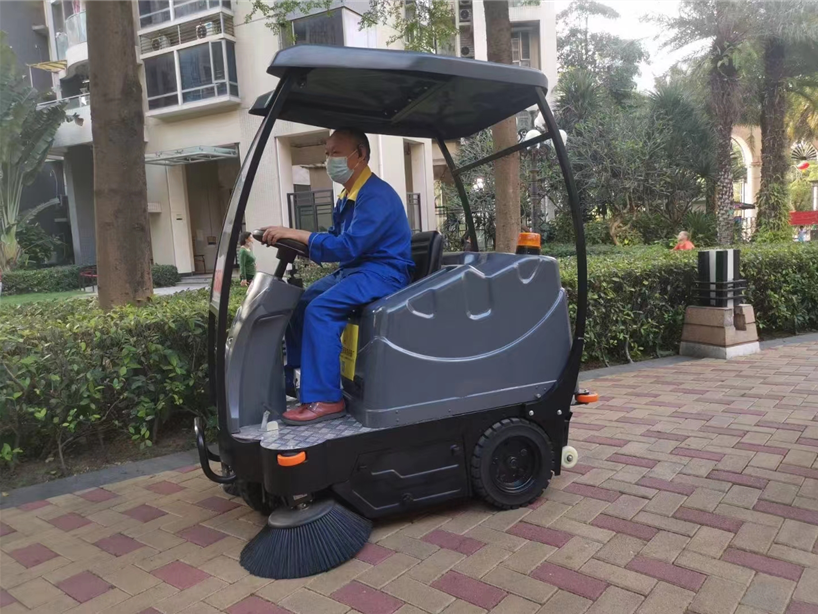 2萬(wàn)預算！輕松拿下中型駕駛掃地車(chē)
